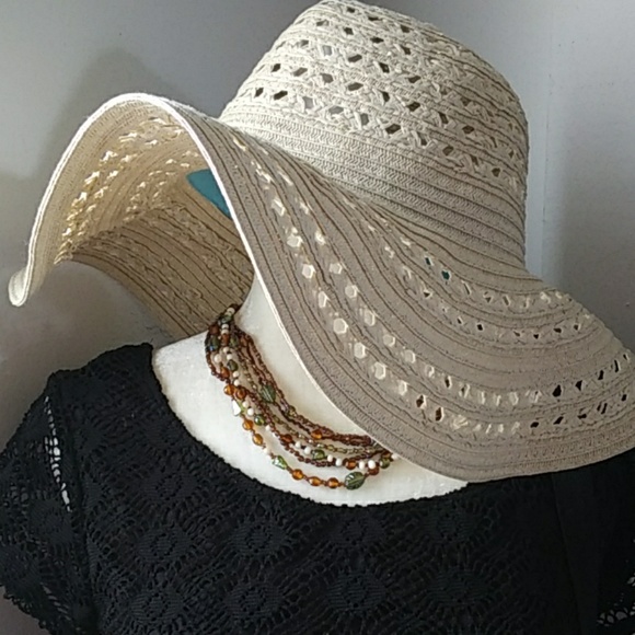 GAP Accessories - NWOT Gap Floppy Beach Straw Hat